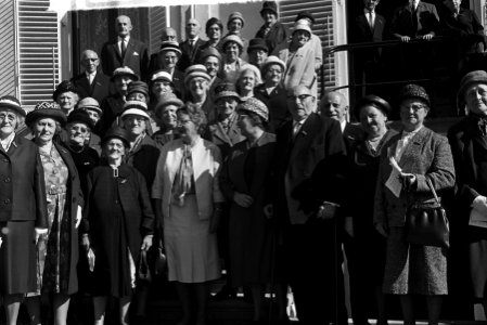 Koningin Juliana zangkoor van Rotterdamse bejaarden op Paleis Soestdijk ontvange, Bestanddeelnr 916-9167