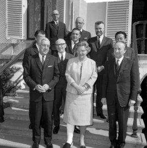 Koningin Juliana ontvangt een delegatie van buitenlandse persverenigingen op pal, Bestanddeelnr 917-6045