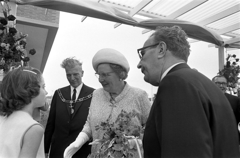 Koningin Juliana wordt welkom geheten, Bestanddeelnr 921-4703