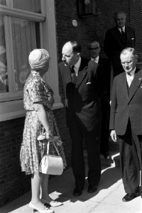 Koningin Juliana ontvangt de leden van het Nederlands Comité Vluchtelingenjaar 1, Bestanddeelnr 911-3180