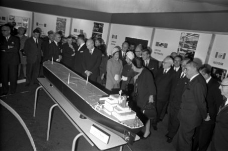 Koningin Juliana op tentoonstelling Dit is Noord hier bij tanker van de Shell, Bestanddeelnr 921-8123