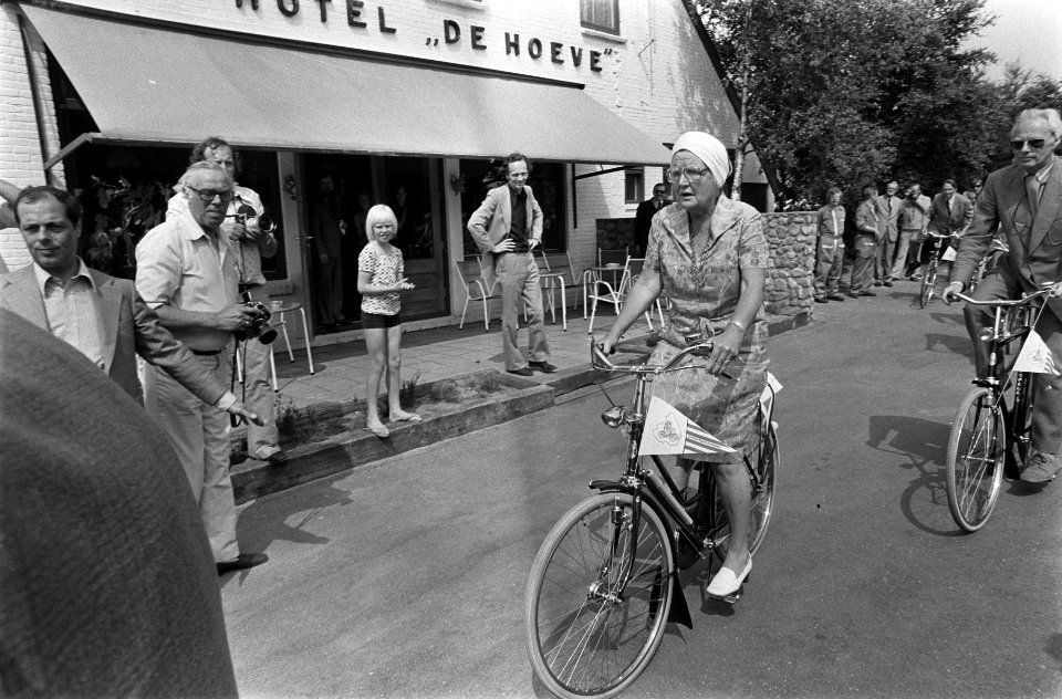 Koningin Juliana op de fiets, Bestanddeelnr 928-0378