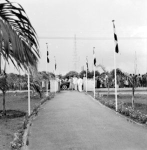 Koningin Juliana op weg naar het Stuyvesant college in Willemstad, Bestanddeelnr 252-3678