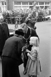 Koningin Juliana ontvangt bloemen in , Bestanddeelnr 915-8317