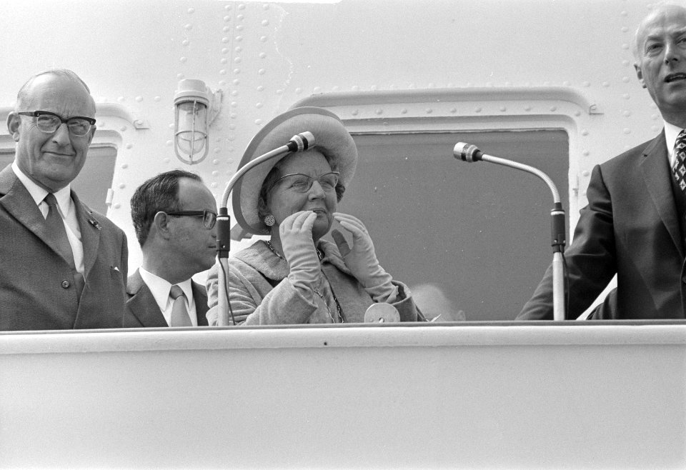 Koningin Juliana op de Koningin Wilhelmina in gezelschap van minister Bakker (, Bestanddeelnr 924-6398