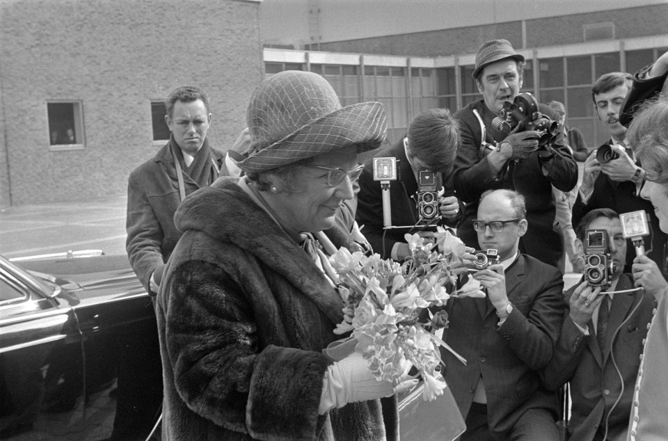 Koningin Juliana ontvangt bloemen bij aankomst, Bestanddeelnr 922-2350
