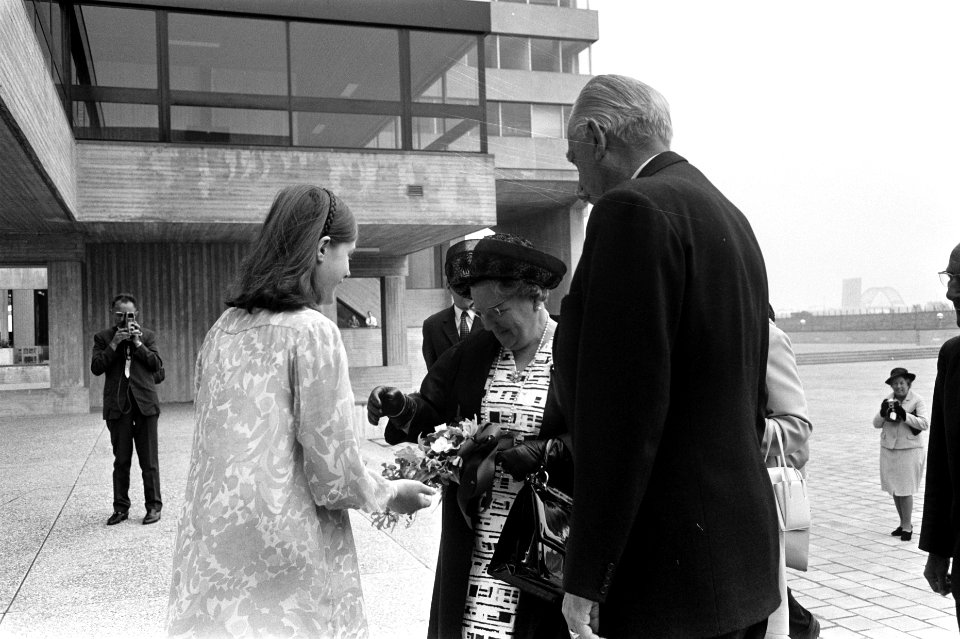 Koningin Juliana wordt welkom geheten door de burgemeester van Rotterdam, Wim Th, Bestanddeelnr 923-5321