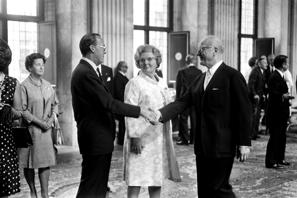 Koningin Juliana ontvangt deelnemers aan vergadering Internationaal Olympisch Co, Bestanddeelnr 923-5175