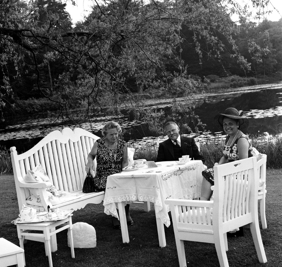 Koningin Juliana ontvangt in tuin Paleis Soestdijk de voorzitter van Europese Pa, Bestanddeelnr 926-4920