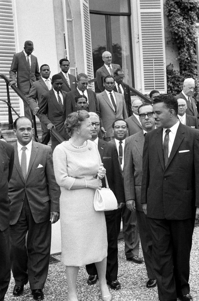Koningin Juliana ontvangt de delegatie van de Nederlandse Antillen en Suriname o, Bestanddeelnr 911-2686