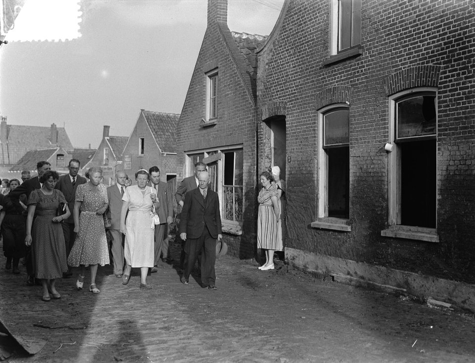 Koningin Juliana op bezoek in het zwaar door de watersnood getroffen dorp Kruini, Bestanddeelnr 905-8759