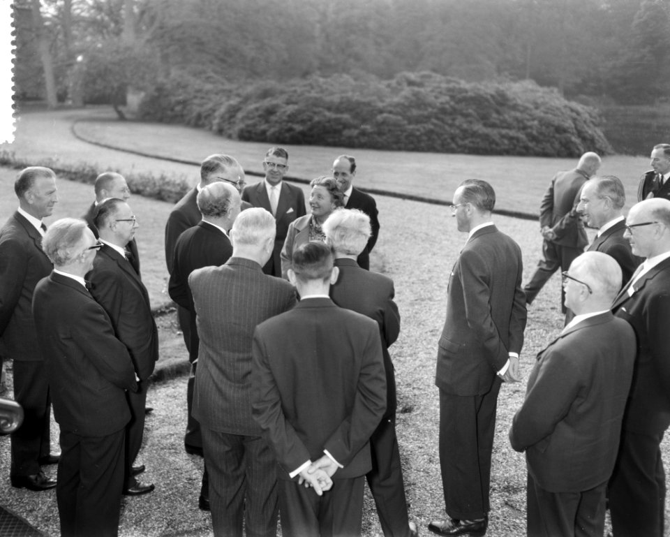 Koningin Juliana ontvangt een delegatie buitenlandse gasten, Bestanddeelnr 911-7152