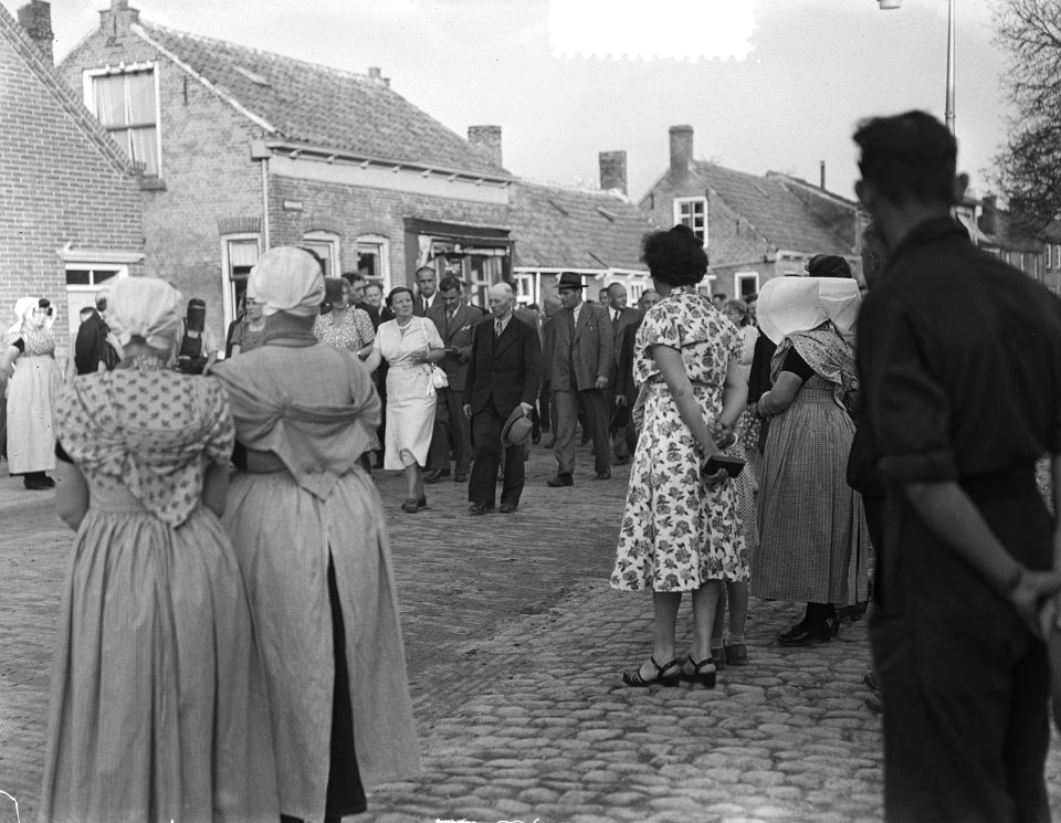Koningin Juliana op bezoek in het zwaar door de watersnood getroffen dorp Kruini, Bestanddeelnr 905-8756