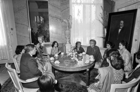 Koningin Juliana ontvangt ex-gijzelaars Ind. Consulaat op Paleis Soestdijk kon, Bestanddeelnr 928-4046