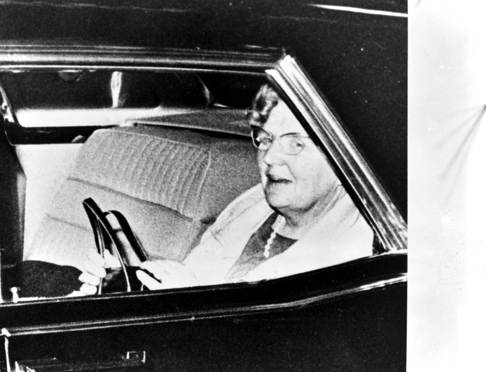 Koningin Juliana verlaat het ziekenhuis waar prinses Margriet bevallen is van zo, Bestanddeelnr 921-2604