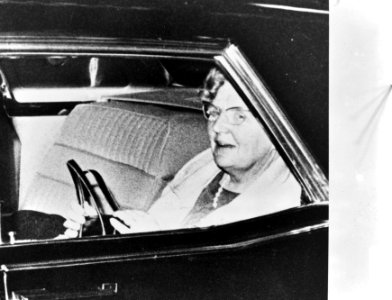 Koningin Juliana verlaat het ziekenhuis waar prinses Margriet bevallen is van zo, Bestanddeelnr 921-2604
