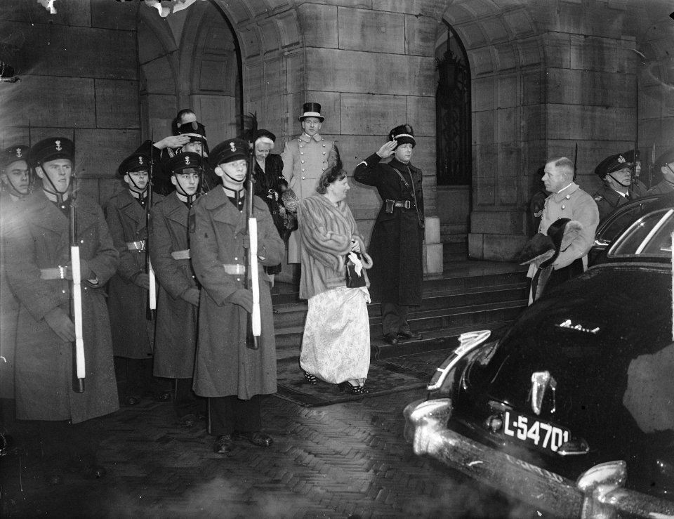 Koningin Juliana verlaat het paleis op de Dam, Bestanddeelnr 904-3975