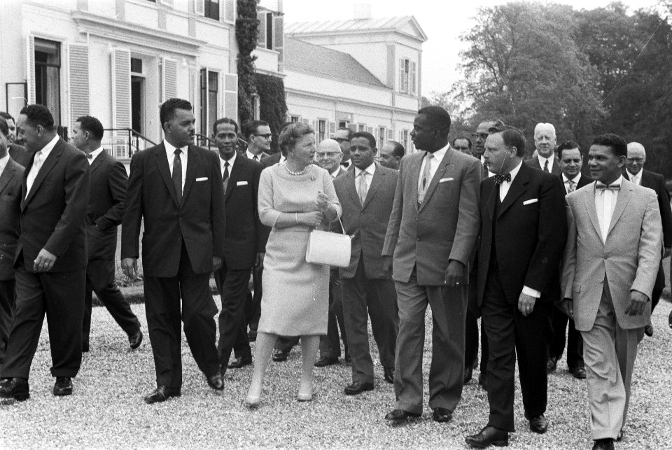 Koningin Juliana ontvangt de delegatie van de Nederlandse Antillen en Suriname o, Bestanddeelnr 911-2688