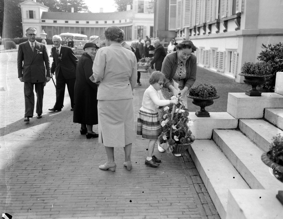 Koningin Juliana ontvangt ouden van dagen op paleis Soestdijk, Bestanddeelnr 906-7224