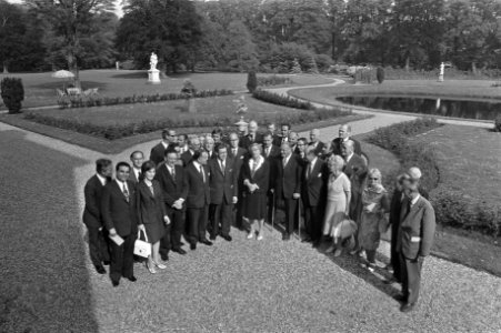 Koningin Juliana ontvangt de leden van de Raadgevende vergadering van de Raad va, Bestanddeelnr 925-6949
