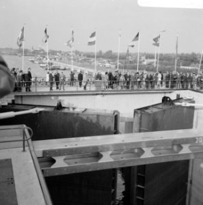 Koningin Juliana verricht de opening van het sluizencomplex in het julianakanaal, Bestanddeelnr 919-5643