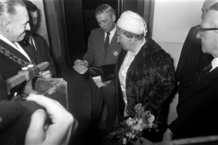 Koningin Juliana ontvangt in het beursgebouw van Leeuwarden van de heer Hallema , Bestanddeelnr 923-4449 photo