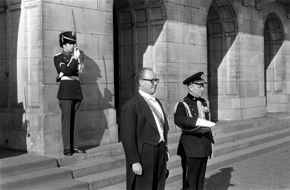 Koningin Juliana ontvangt in het paleis op de Dam vier ambassadeurs en hun geloo, Bestanddeelnr 922-8746