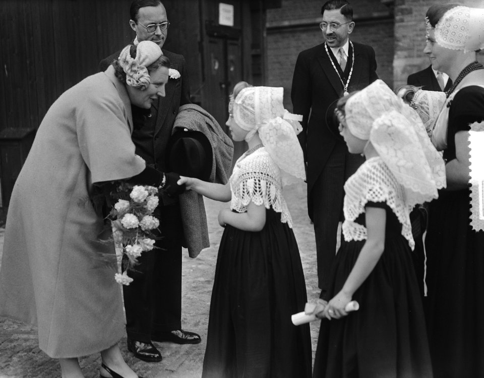 Koningin Juliana ontvangt bloemen uit de handen van meisjes in klederdracht, Bestanddeelnr 906-5462