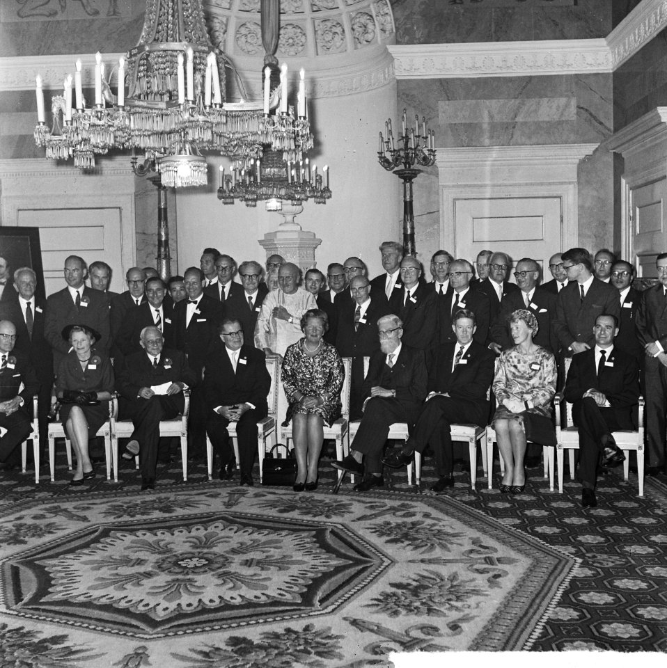 Koningin Juliana ontving op paleis Soestdijk een groep deelnemers van het Geneti, Bestanddeelnr 915-5014
