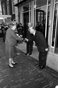 Koningin Juliana wordt welkom geheten, Bestanddeelnr 920-8820