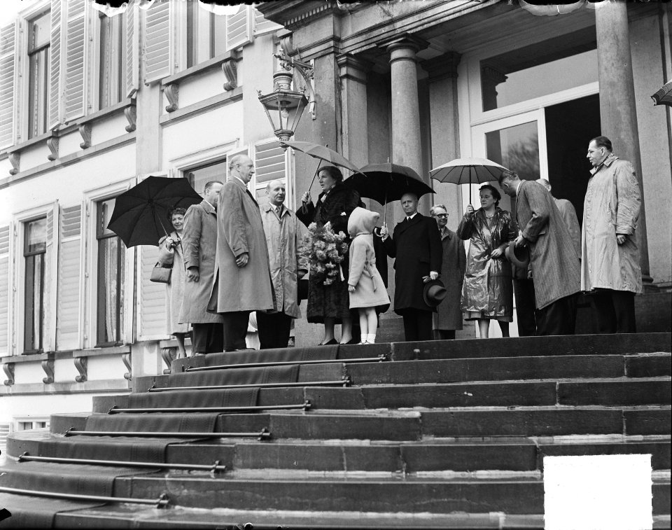 Koningin Juliana ontvangt bloemen en felicitaties in stromende regen, Bestanddeelnr 903-9302