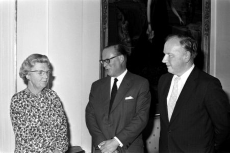 Koningin Juliana ontvangt Colin Goad, Secretaris-Generaal IMCO op Soestdijk, Bestanddeelnr 925-8768
