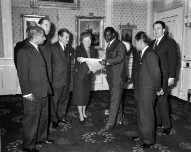 Koningin Juliana ontvangt World Veterans Federation Louis Accuss overhandigt oo, Bestanddeelnr 913-2485