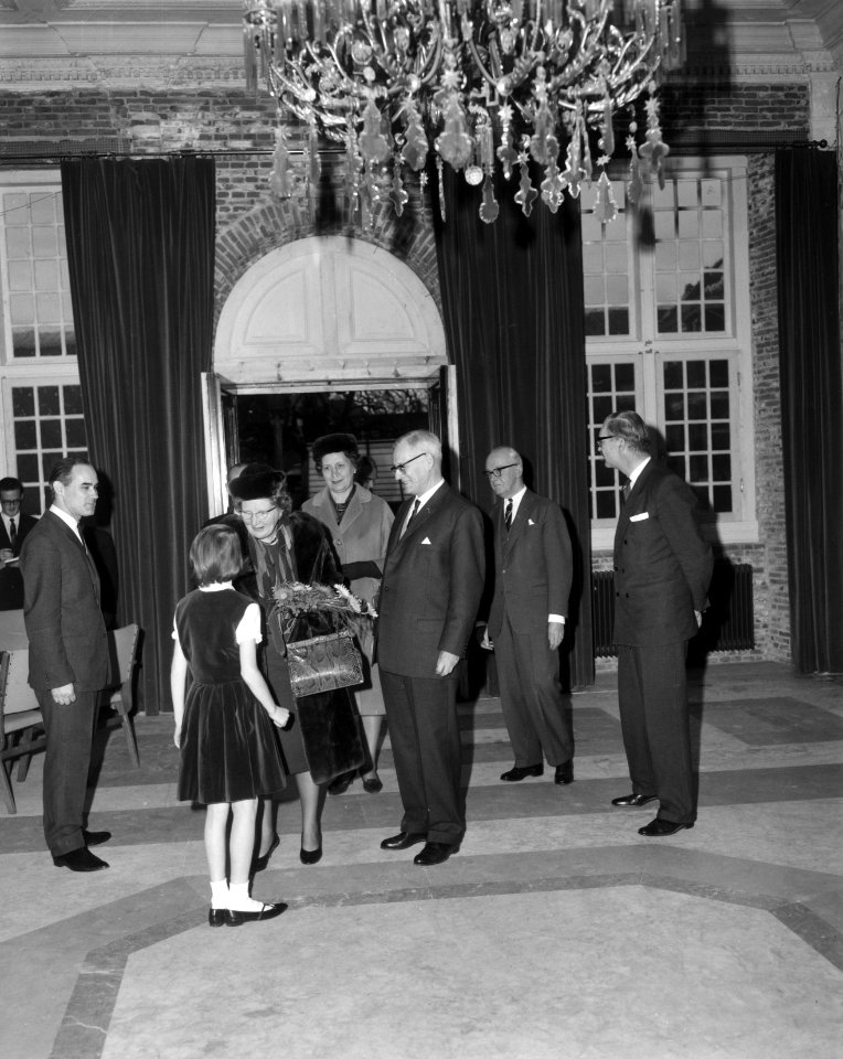 Koningin Juliana wordt welkom geheten, Bestanddeelnr 917-1749