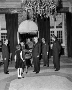 Koningin Juliana wordt welkom geheten, Bestanddeelnr 917-1749
