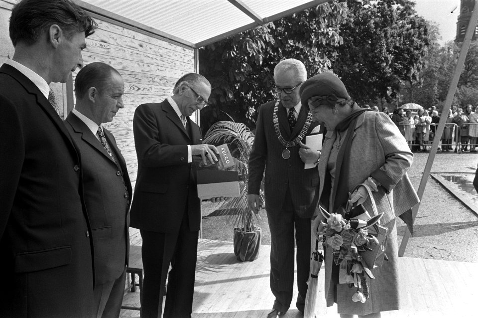 Koningin Juliana o.a. in gezelschap van de burgemeester van IJsselstein, J.G.C.J, Bestanddeelnr 925-6313
