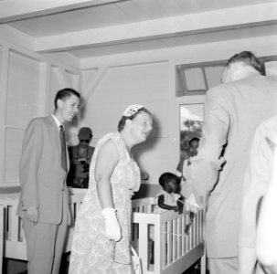 Koningin Juliana op bezoek in het Prinses Juliana Zendingshospitaal in Kabelstat, Bestanddeelnr 252-4332