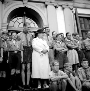 Koningin Wilhelmina met de padvinders op het bordes van het paleis, Bestanddeelnr 255-8119