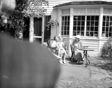Koningin Wilhelmina met prinses Juliana en kleinkinderen op haar zomerverblijf t, Bestanddeelnr 934-8286