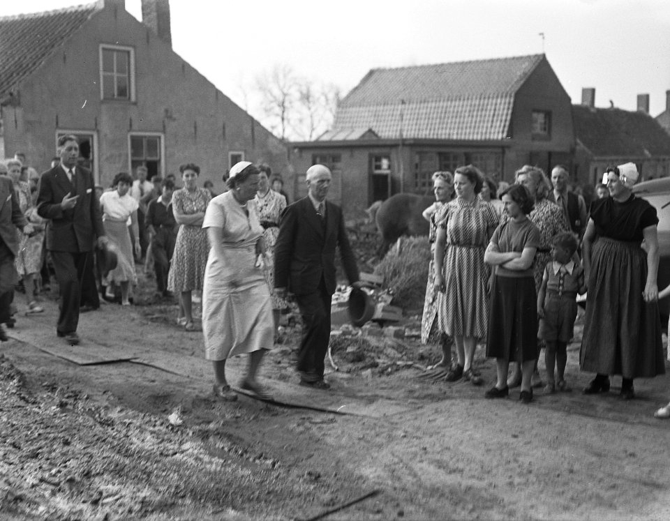 Koningin Juliana op bezoek in het zwaar door de watersnood getroffen dorp Kruini, Bestanddeelnr 905-8763