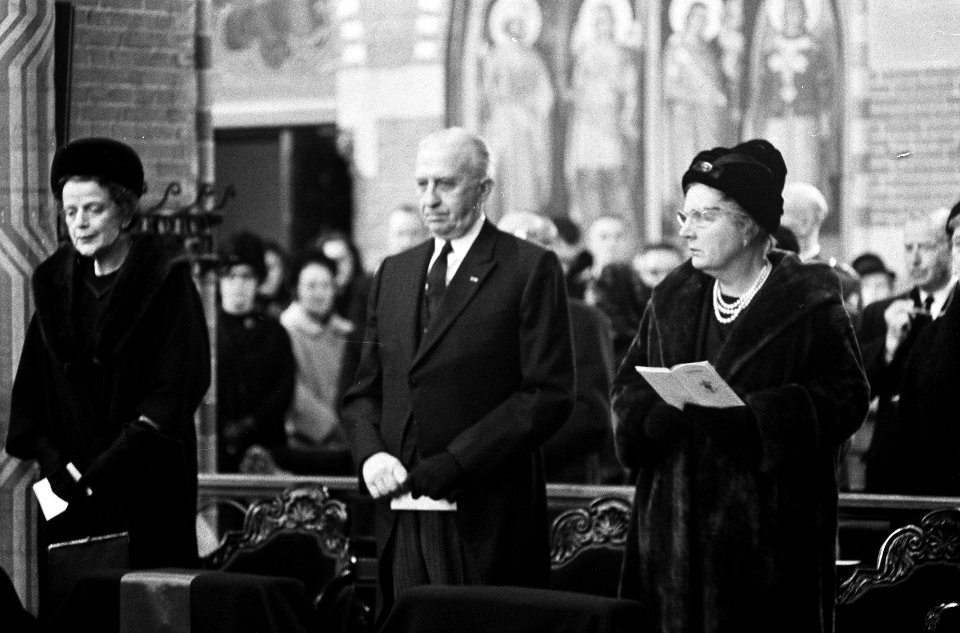 Koningin Juliana woonde de mis bij, naast haar dhr Rice, Bestanddeelnr 915-7839
