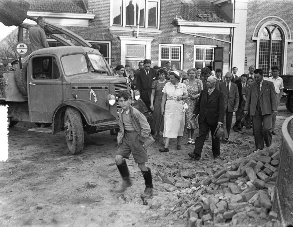 Koningin Juliana op bezoek in het zwaar door de watersnood getroffen dorp Kruini, Bestanddeelnr 905-8755