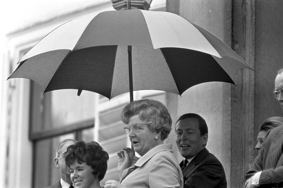 Koningin Juliana op het bordes, Bestanddeelnr 921-3023