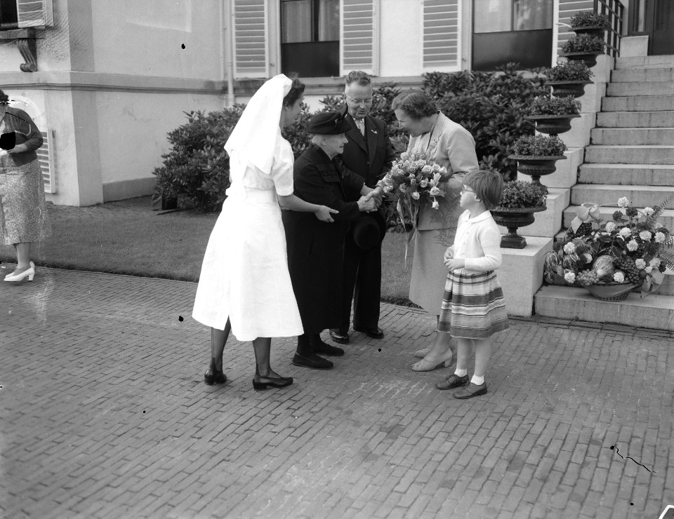 Koningin Juliana ontvangt ouden van dagen op paleis Soestdijk, Bestanddeelnr 906-7225