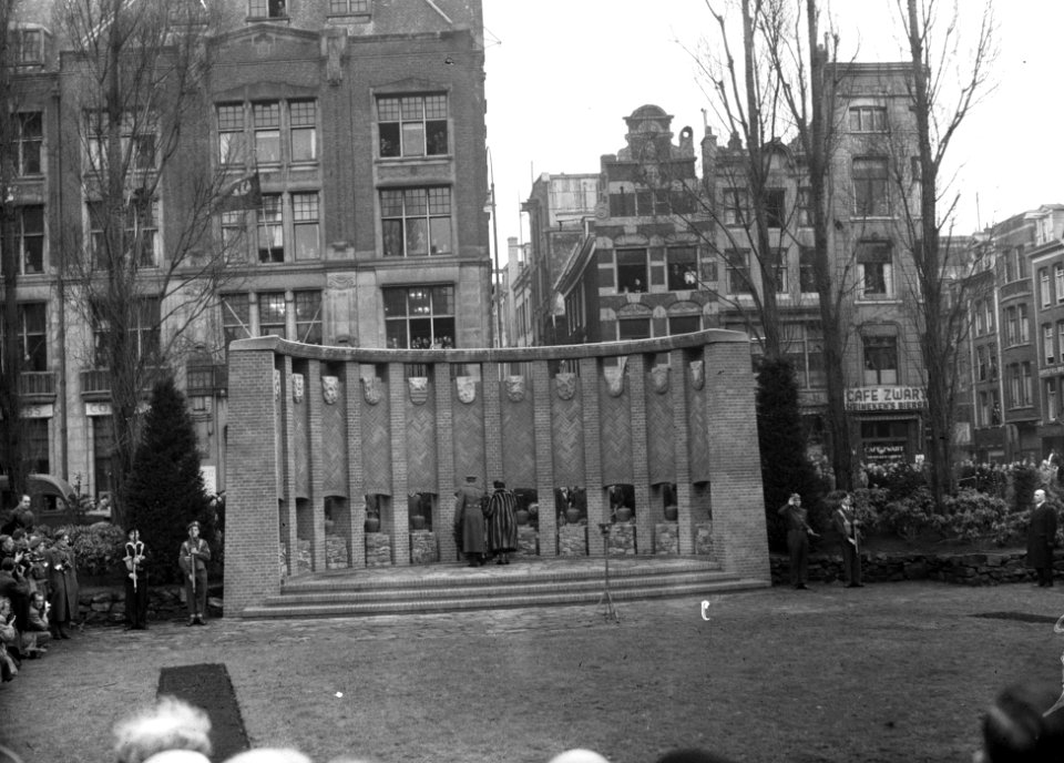 Koningin Wilhelmina legt een krans bij het (tijdelijke) herdenkingsmonument op d, Bestanddeelnr 902-5060