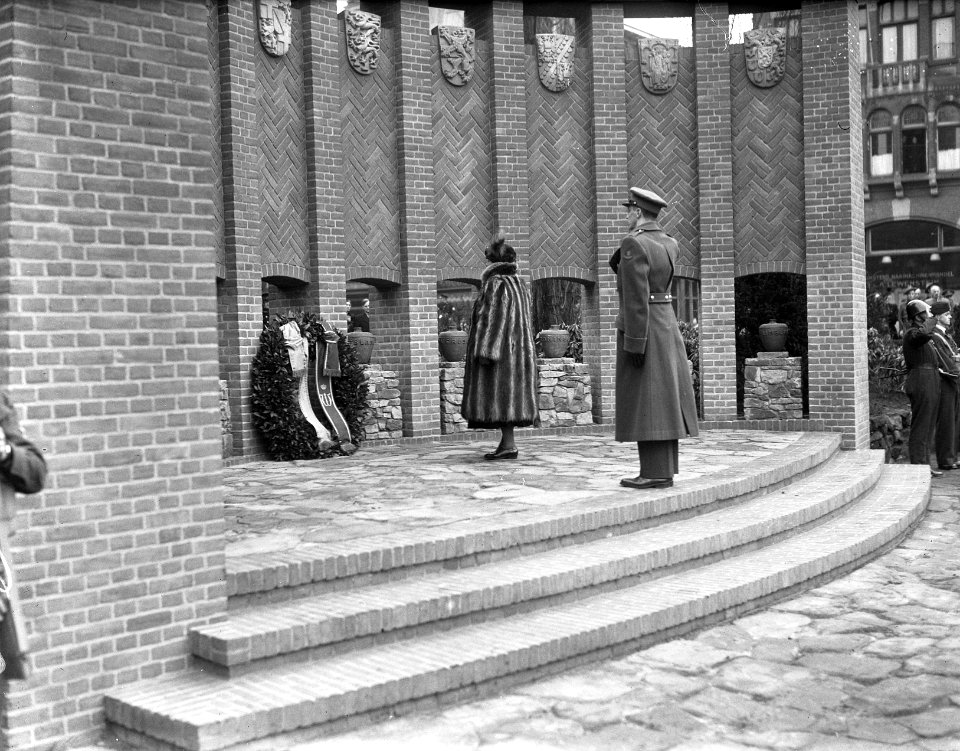 Koningin na de kranslegging bij het Nationaal Monument op Dam, Bestanddeelnr 902-5051
