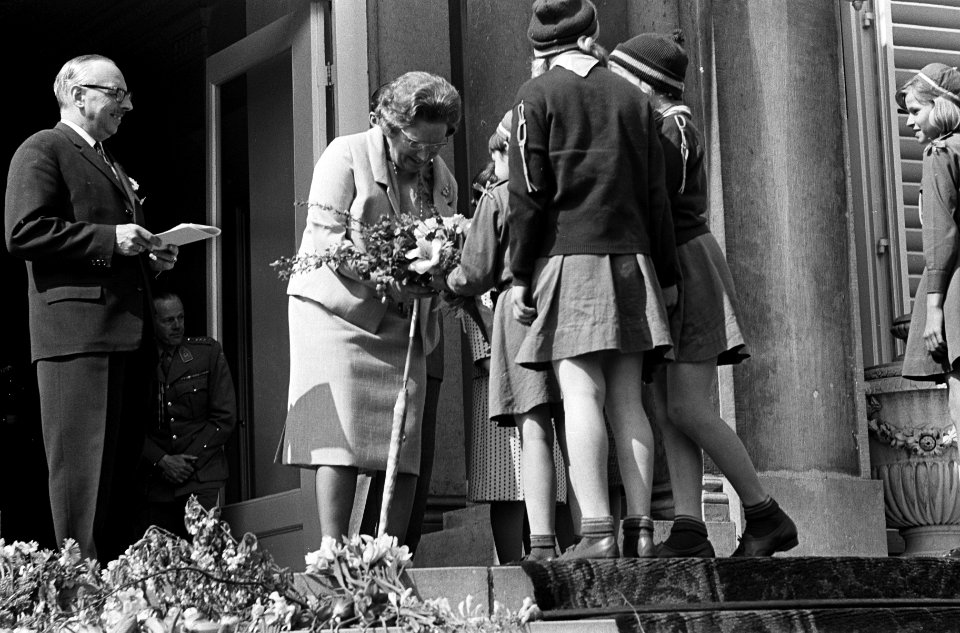 Koningin Juliana ontvangt een geschenk van padvinders, Bestanddeelnr 917-7132