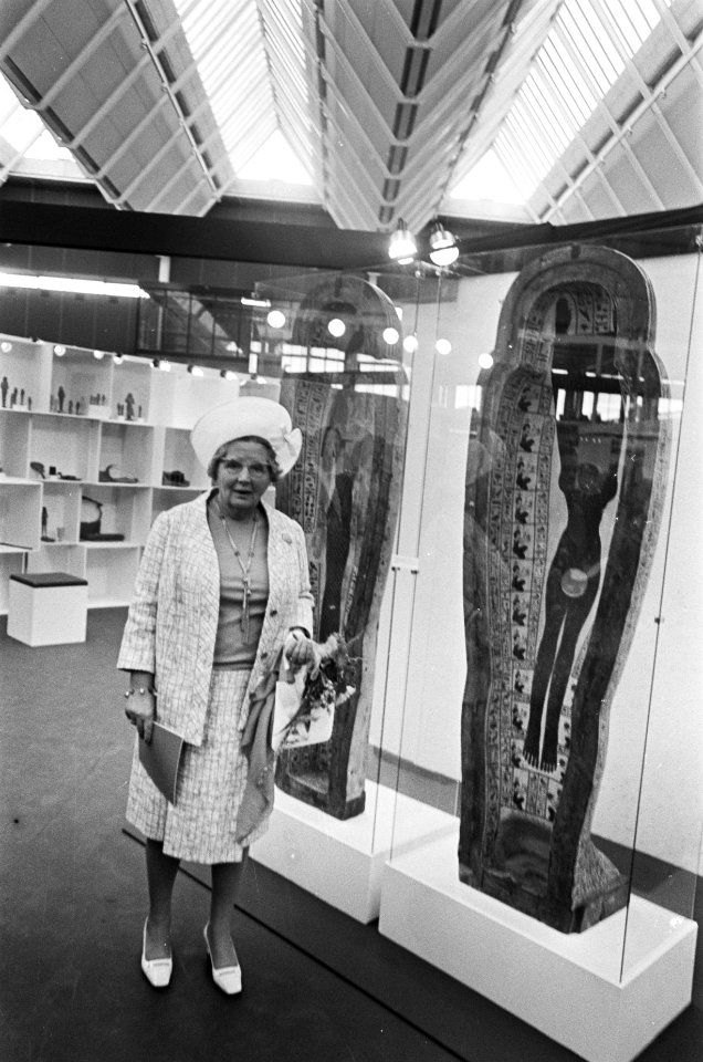 Koningin Juliana op de archeologische afdeling, Bestanddeelnr 922-5440