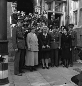 Koningin Wilhelmina en prinses Juliana brengen een bezoek aan Oranjehaven, de , Bestanddeelnr 935-2561