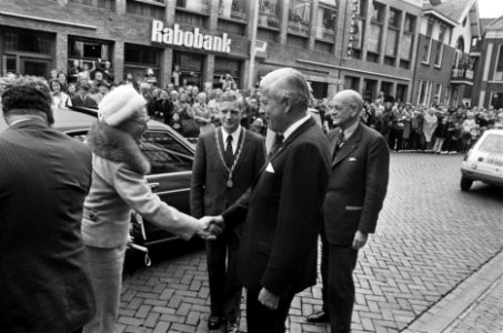 Koningin onthult standbeeld tng Protestant Gerbrandy in Sneek, Bestanddeelnr 928-8300